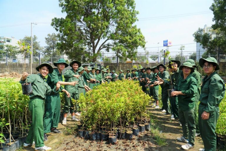 Trao tặng hơn 10.000 cây xanh